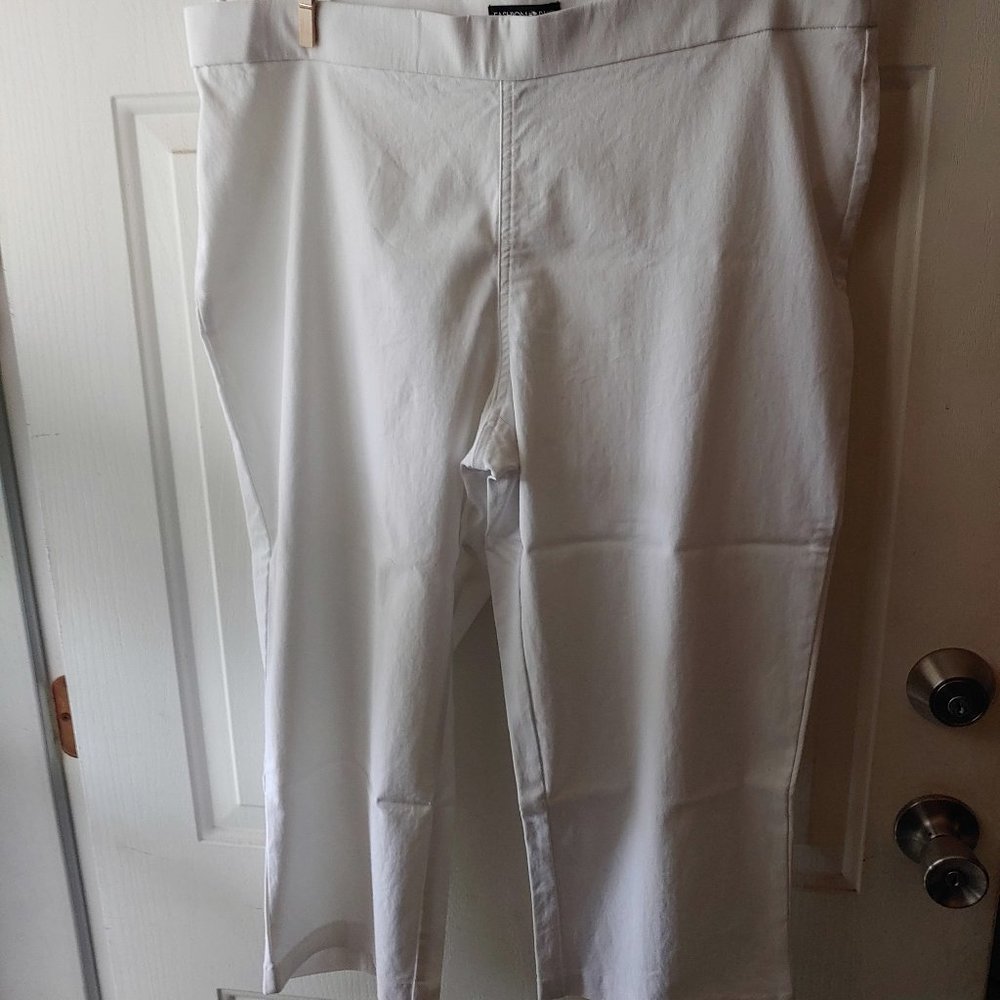 Fashion Bug. Capris pants. White. Size 18W